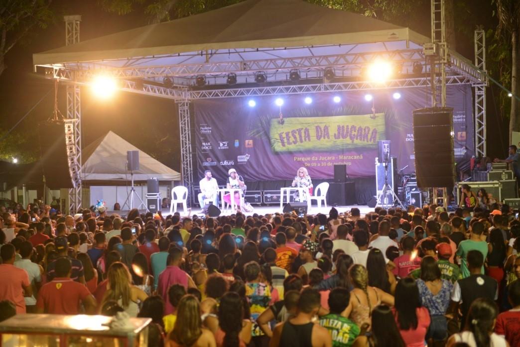 Público reunido em programação cultural da Festa da Juçara
